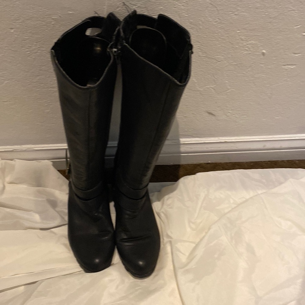 Preowned black man made boots. Great for the rain .